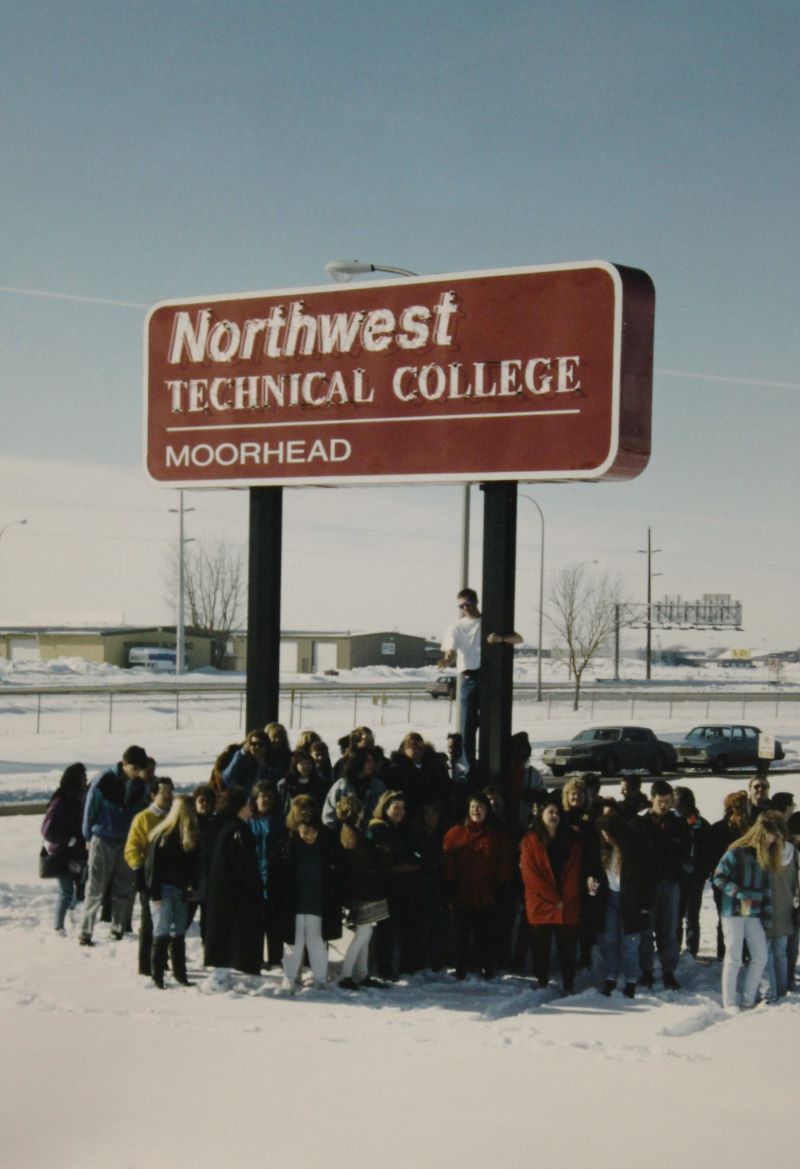 Students gather around the Moorhead 첥 sign, in 1994